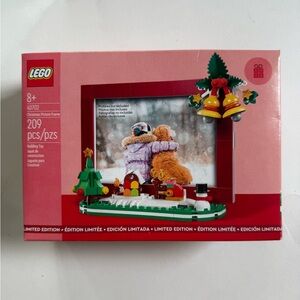 BRAND NEW LEGO Festive Holiday Frame Set with Red and Green Accents